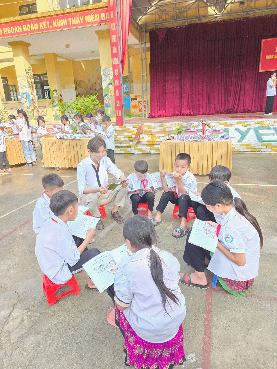 đọc sách cùng hs