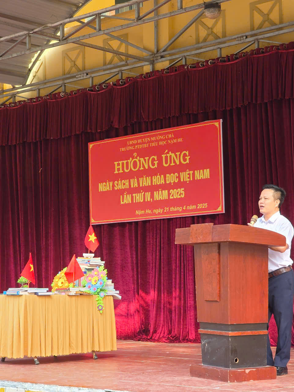 thầy hiệu trưởng phát iểu