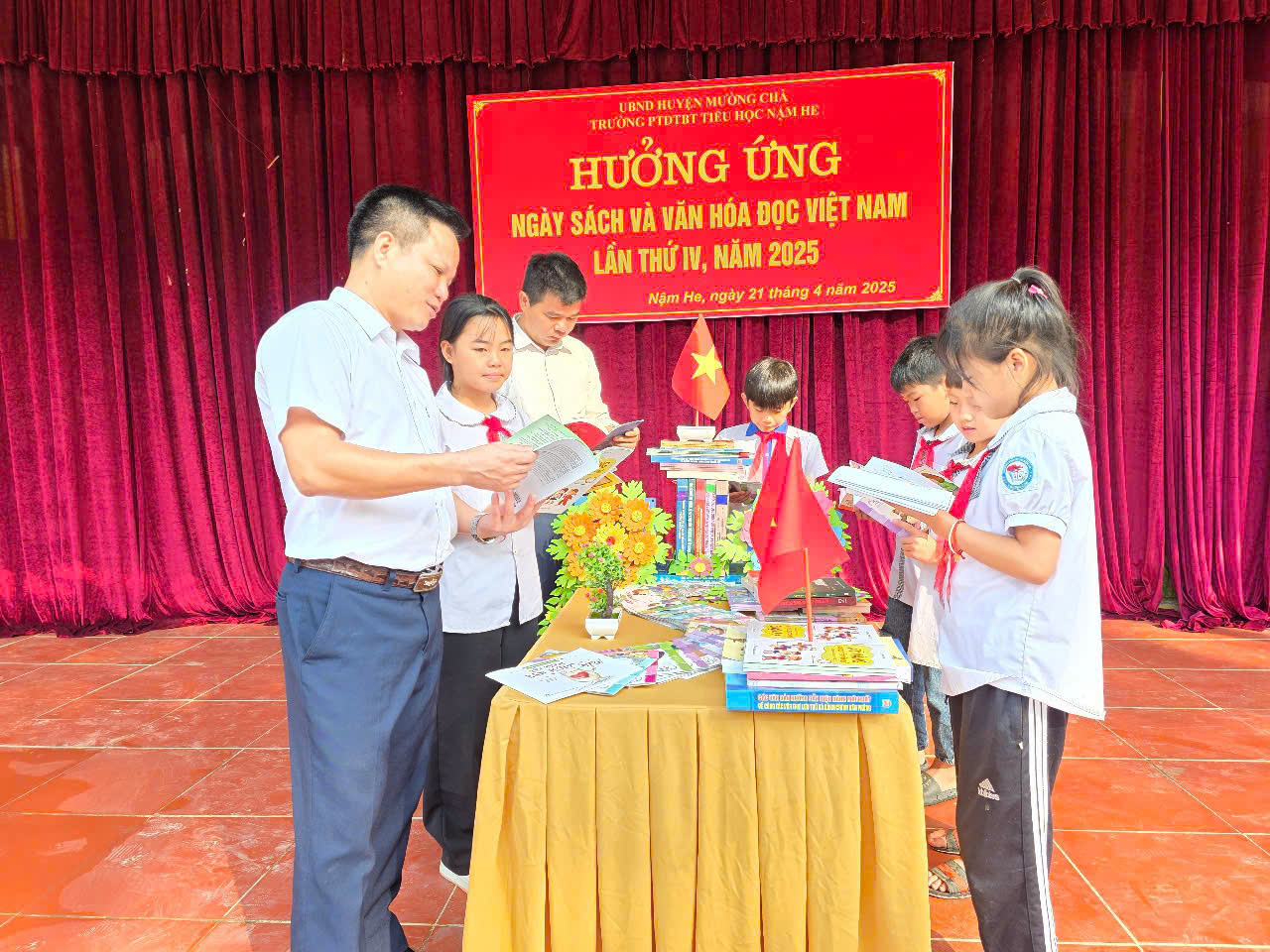thầy ht đọc sách