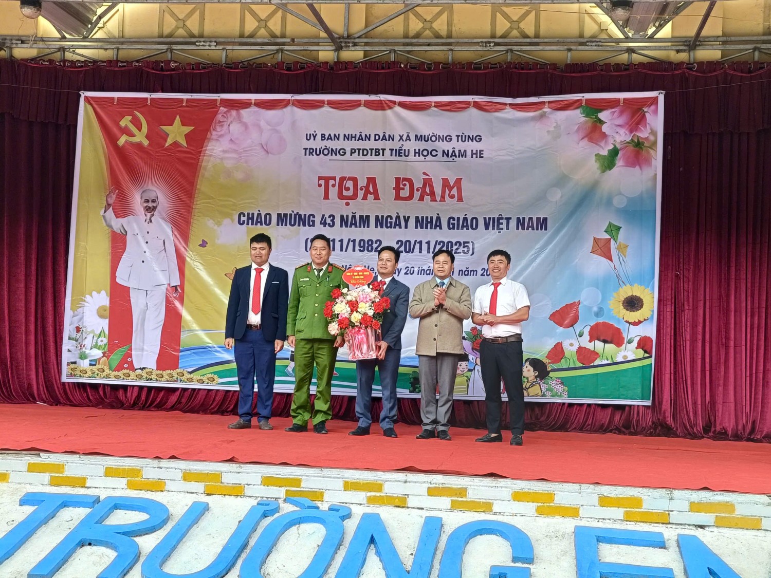 sếp long tặng hoa